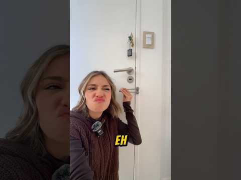 COSE STRANE DELLA MIA NUOVA CASA 🏠🤣 thumbnail