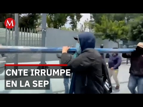 Maestros contra policías en la SEP: mujer agente pierde el conocimiento por gases químicos thumbnail