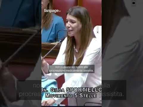 80 anni di voto alle donne. Alla Camera M5S espone cartelli per la parità di genere thumbnail