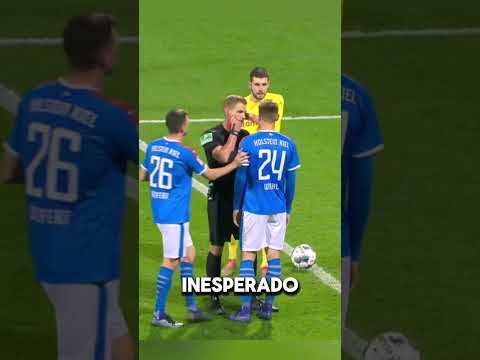 Ele arriscou um chute ao gol no minuto final da partida, mas isso aconteceu..... thumbnail