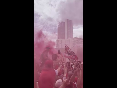 BUSIANA HISTÓRICA del ARSENAL desatando la LOCURA de la afición tras su PREMIER LEAGUE thumbnail