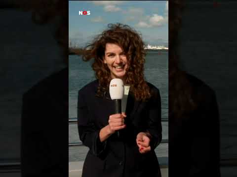 Cruiseschip Hondius komt aan in de haven van Rotterdam thumbnail