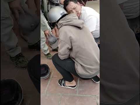 Giữa đường đông xe cộ, người đàn ông quỳ xuống cứu nam sinh ngừng thở khiến ai cũng xúc động thumbnail