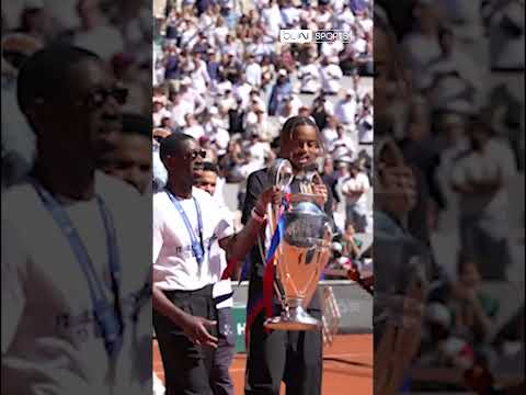 Dembélé, Doué, Zaïre-Emery et Barcola débarquent à Roland Garros avec les 2 LDC du PSG ! 🏆🤩 thumbnail