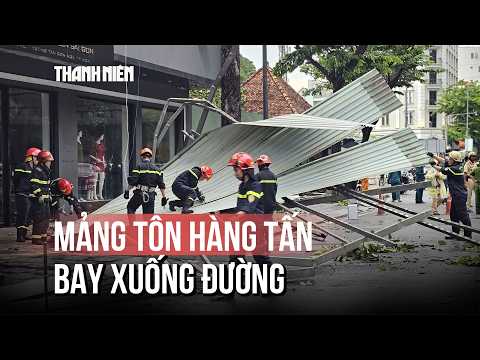 Kinh hoàng mảng tôn hàng tấn bị gió cuốn bay xuống đường giữa giờ cao điểm thumbnail