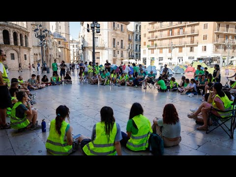 Un grupo de 200 docentes en huelga acampan de forma indefinida en Valencia - laSexta Noticias thumbnail