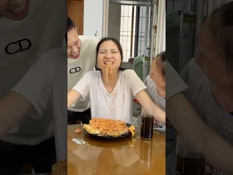 I blindfolded myself and my daughter fed me food thumbnail