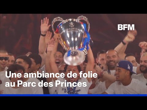La communion entre les joueurs du PSG et les supporters au Parc des Princes thumbnail