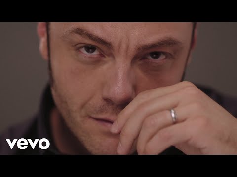 Tiziano Ferro - Amici Per Errore thumbnail