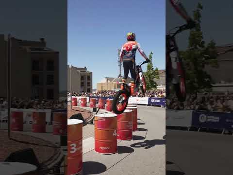 Toni Bou se catapulta con el récord Guinness de saltos sobre una rueda en moto de trial thumbnail