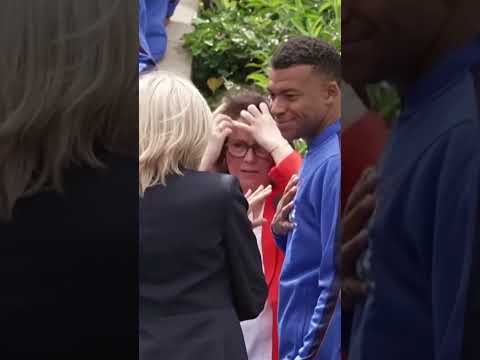 🇫🇷 Le président de la République, Emmanuel Macron, rend visite aux joueurs de l'Equipe de France ! thumbnail