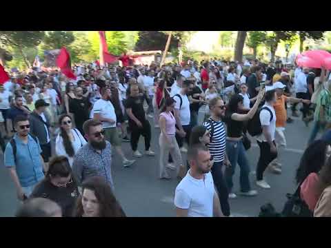 Top News - Protestë kundër klasës politike. Qytetarët, tubim mbi 3 orë para godinës së Qeverisë thumbnail