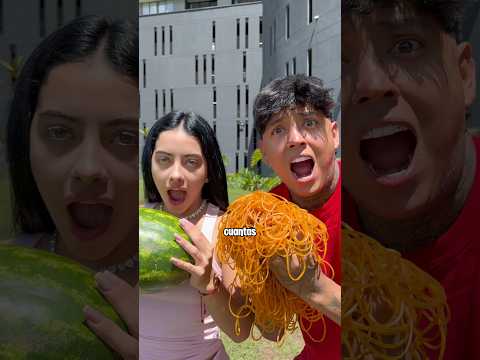 Le pusimos gomas elásticas a una sandía thumbnail