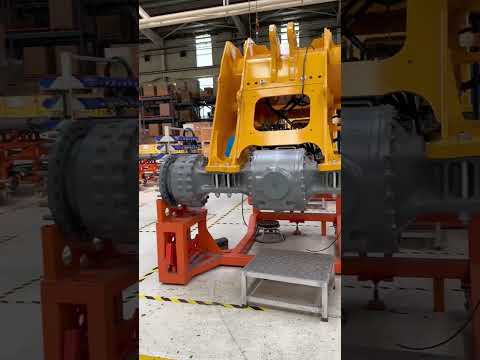 老丁只玩模型已经无法满足他的，竟然直接跑到了人家的工厂里！#模型#rc#挖掘机 thumbnail