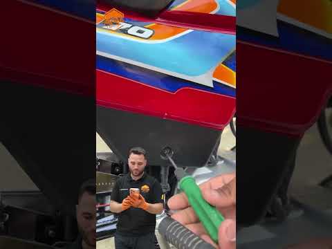 Habéis VISTO algo RARO⁉️?     #mecanico #refrigerante #compresor  #humor #combustible #gasolina thumbnail