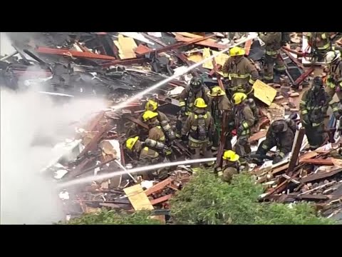 Fuga di gas a Dallas, esplode un condominio: i vigili del fuoco domano il rogo dall'alto thumbnail