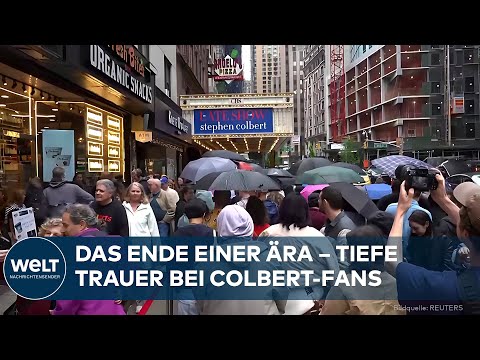 LATE SHOW: Fans verabschieden Stephen Colbert mit Schildern im Regen in New York thumbnail