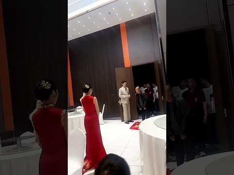 🇨🇳 传统婚礼中的迎客礼仪：主宾互拜的谦逊之美 🇬🇧 Wedding Welcoming Etiquette: The Mutual Bowing of Bride and Guests thumbnail