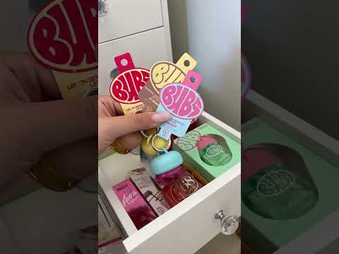 Sorterar smink i nya sminkbordet thumbnail