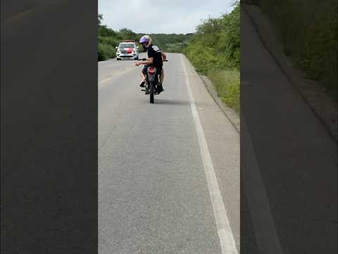 Baixou a moto empinando em cima da viatura🔥😱🚔 thumbnail
