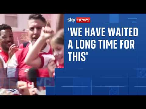 Crowds of jubilant fans attend Arsenal parade in North London thumbnail