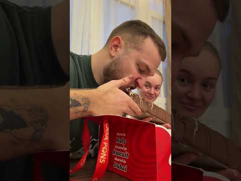 Заказали огромный киндер буэно, оказалось не очень вкусно thumbnail