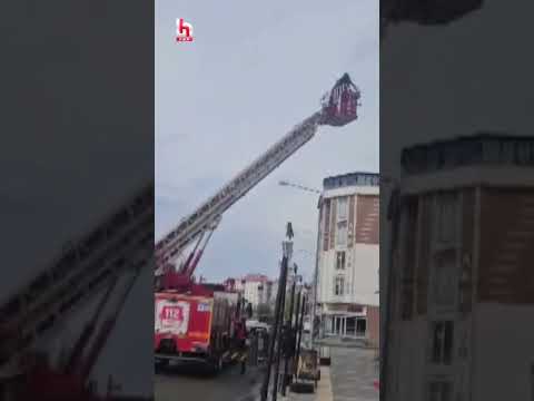 Kars’ta etkili olan şiddetli rüzgar nedeniyle bir apartmanın çatısı uçtu! thumbnail