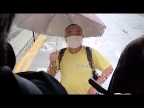 車CAM直擊 - 屯門消防局對出 阿叔上唔到巴士發脾氣阻開車 職員路人合力趕走 thumbnail