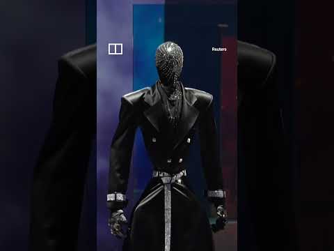 Robots take to the catwalk at Seoul fashion show thumbnail