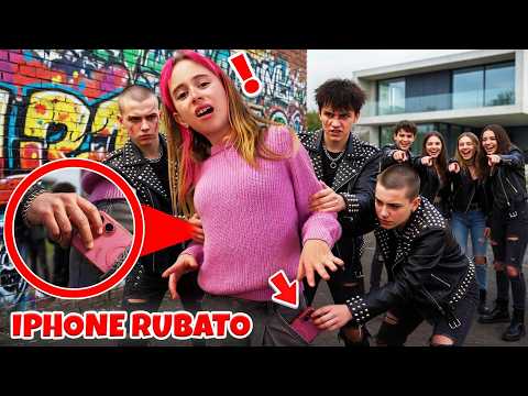 I BULLI RUBANO L'I-PHONE NUOVO DI GIORGIA AL PARCO GIOCHI! thumbnail