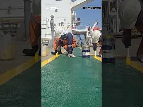كيف يعيش البحارة العالقون في هرمز؟.. شهادات من قلب أخطر ممر بحري في العالم thumbnail