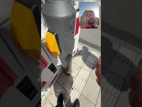 Leitstreifen führt gegen die Wand und dieser Fahrradfahrer ist ein Held! ￼ thumbnail