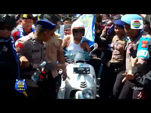 Eksklusif & Santai Pakai Singlet! KDM Jalan Kaki Tembus Lautan Bobotoh | Pawai Per5ib Juara thumbnail