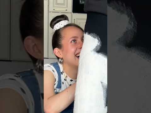 MAMAS BEINE ALS TISCH? thumbnail