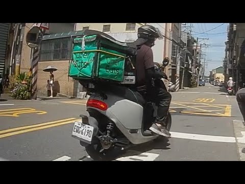 都在路上走幹嘛打方向燈（開聲音） thumbnail
