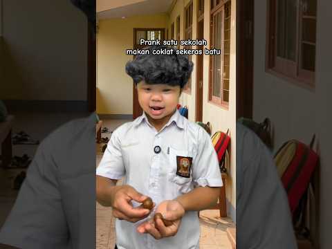 Prank satu sekolah makan coklat sekeras batu #ardikatamps #comedy thumbnail
