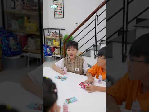 Mẹ cầm cây roi chờ anh hai ở nhà rồi kìa thumbnail