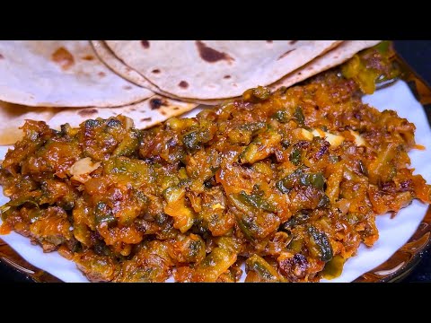 सुखी मसालेदार करेले की भुजिआ।करेले कैरी की सब्ज़ी | Karele ki Sabzi | Easy Bittergourd Sabzi recipe thumbnail