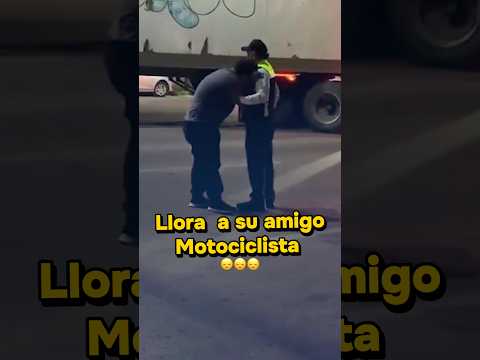 Policía consuela un Biker #bikers #moto #automobile #policia thumbnail