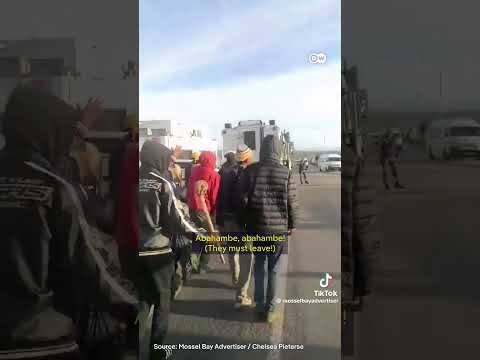 Immigrants flee xenophobia in South Africa | DW News thumbnail