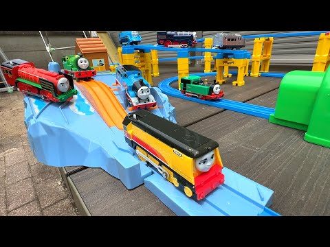 Thomas the Tank Engine Plarail ☆ A bumpy log course that splits into three sections! thumbnail