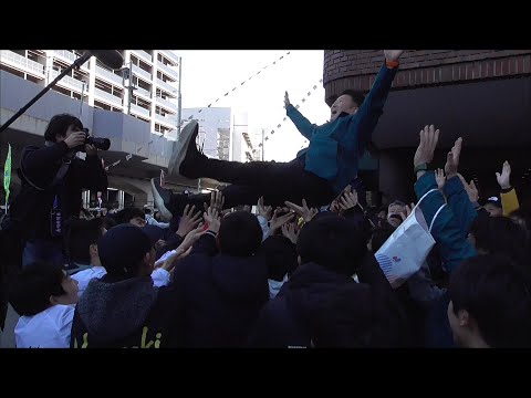 総合優勝の西彼・西海総監督など最後の胴上げシーン　長崎新聞社前　第７０回郡市対抗県下一周駅伝　２０２４０１２８ thumbnail