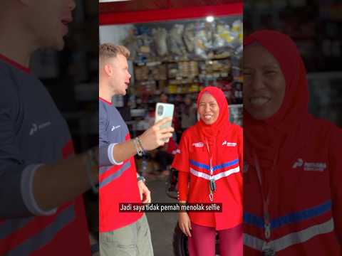 Om Bule minta foto? 😄 #kendari #pertamina thumbnail