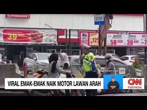 Polisi Ini Sampai Memohon saat Adang Emak-emak Naik Motor Lawan Arah thumbnail