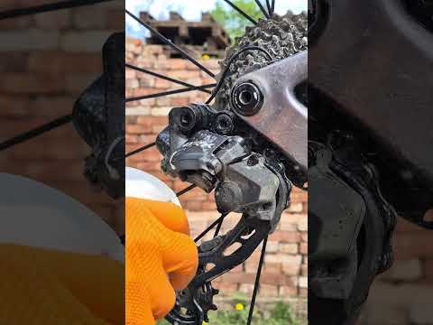 Mycie gravela po przejechaniu 440 km bez przerwy. #motulbikecare thumbnail