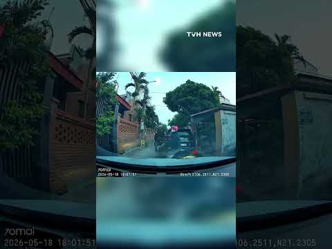 Đang xôn xao: Tài xế xin đường đưa em bé đi cấp cứu và phản ứng của ô tô phía trước thumbnail