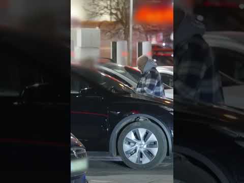 Tesla po sporej kolizji trafiła na rynek jako BEZWYPADKOWA | Uwaga! Oszust: ściema z ogłoszenia thumbnail