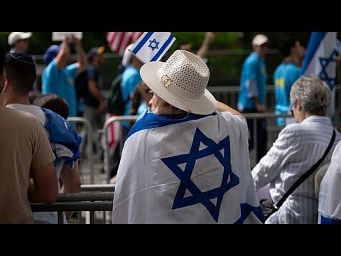 Des milliers de personnes participent au défilé annuel de la Journée d’Israël à New York thumbnail