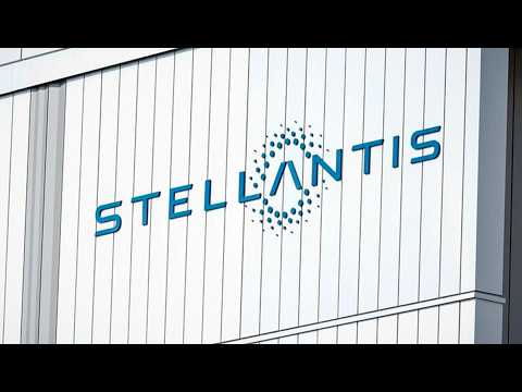 Stellantis : Citroën prépare le retour de la 2CV, icône transformée en voiture électrique thumbnail