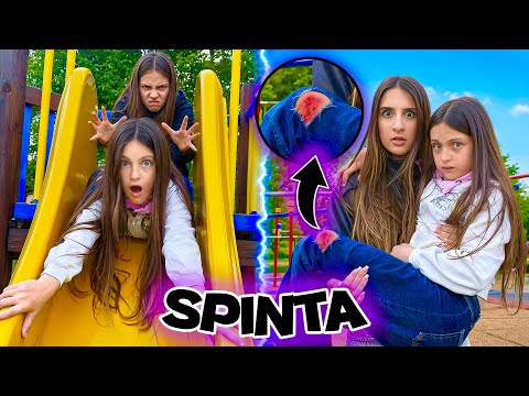 La BULLA ha SPINTO Ludovica dallo SCIVOLO al PARCO GIOCHI ?? thumbnail